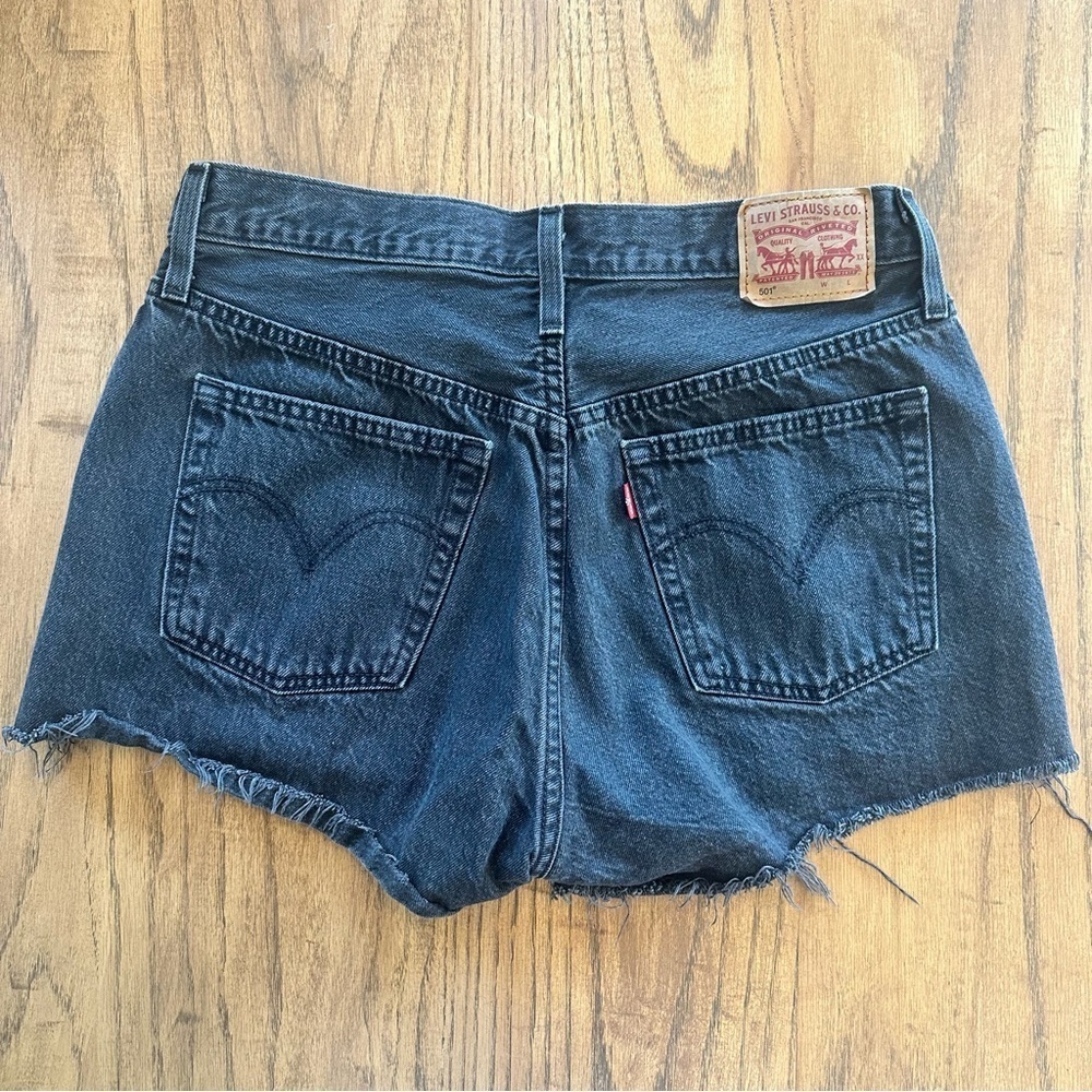 Levi 501 Jean Cut Off Shorts Raw Hem Button Fly Black Denim Size 30 Women’s - Picture 10 of 12